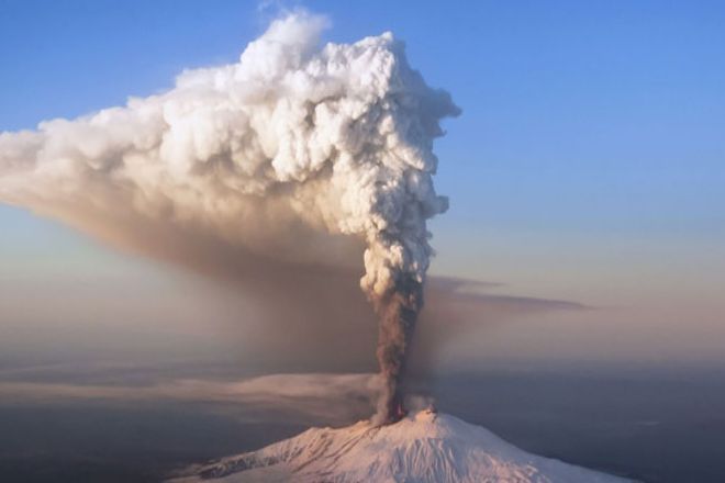GISMETEO: Вулкан Невадо-Дель-Руис выбросил пепел на высоту более 6 км -  Происшествия | Новости погоды.